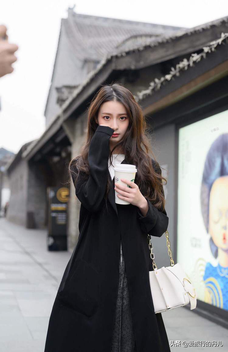 人人都有的黑色大衣如何搭,女士风衣怎么穿出高级感