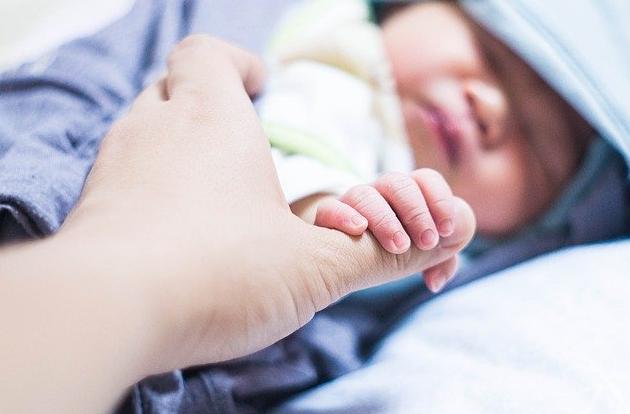 1岁的宝宝半夜饿醒了要不要喂奶,1岁宝宝半夜醒还要奶睡