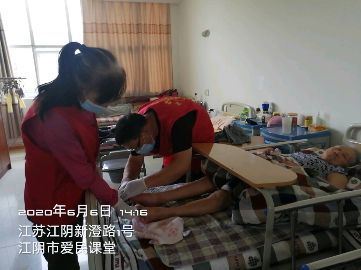 志愿者用爱温暖老人心,情暖社区老人献爱心志愿服务