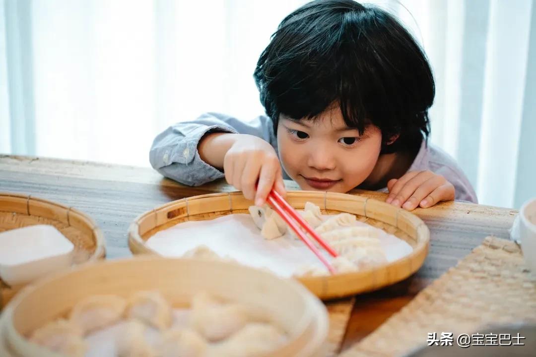 2岁宝宝不会用筷子,2岁宝宝不会拿勺和筷子