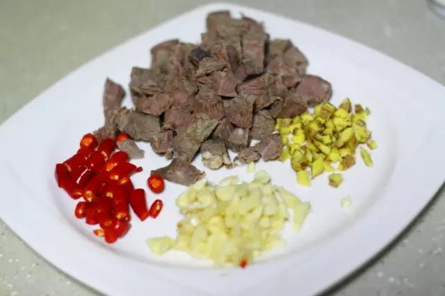 豇豆炒牛肉的做法窍门是什么,西红柿辣子豇豆炒牛肉家常做法