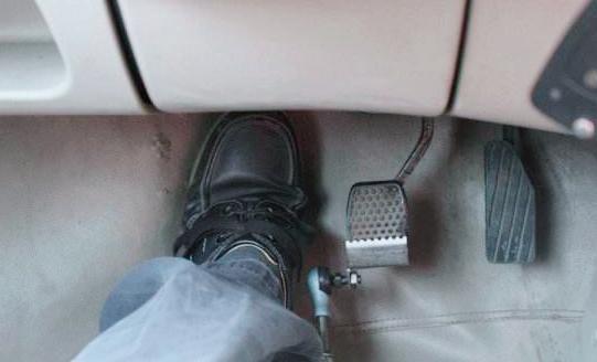 踩离合器的技巧和方法,踩离合器的正确方法和技巧