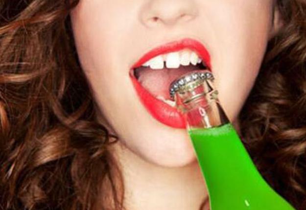 原来啤酒瓶盖上有机关，教你多加这个动作，女生也能轻松打开