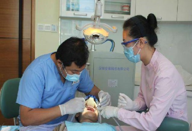 孩子异物卡喉妈妈及时救治,气管异物妈妈急救