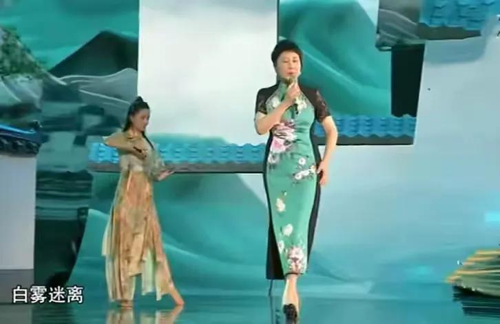 央视端午晚会张瀚徐璐牵手，吉娜内衣外露勒出肉，唱歌却睁不开眼