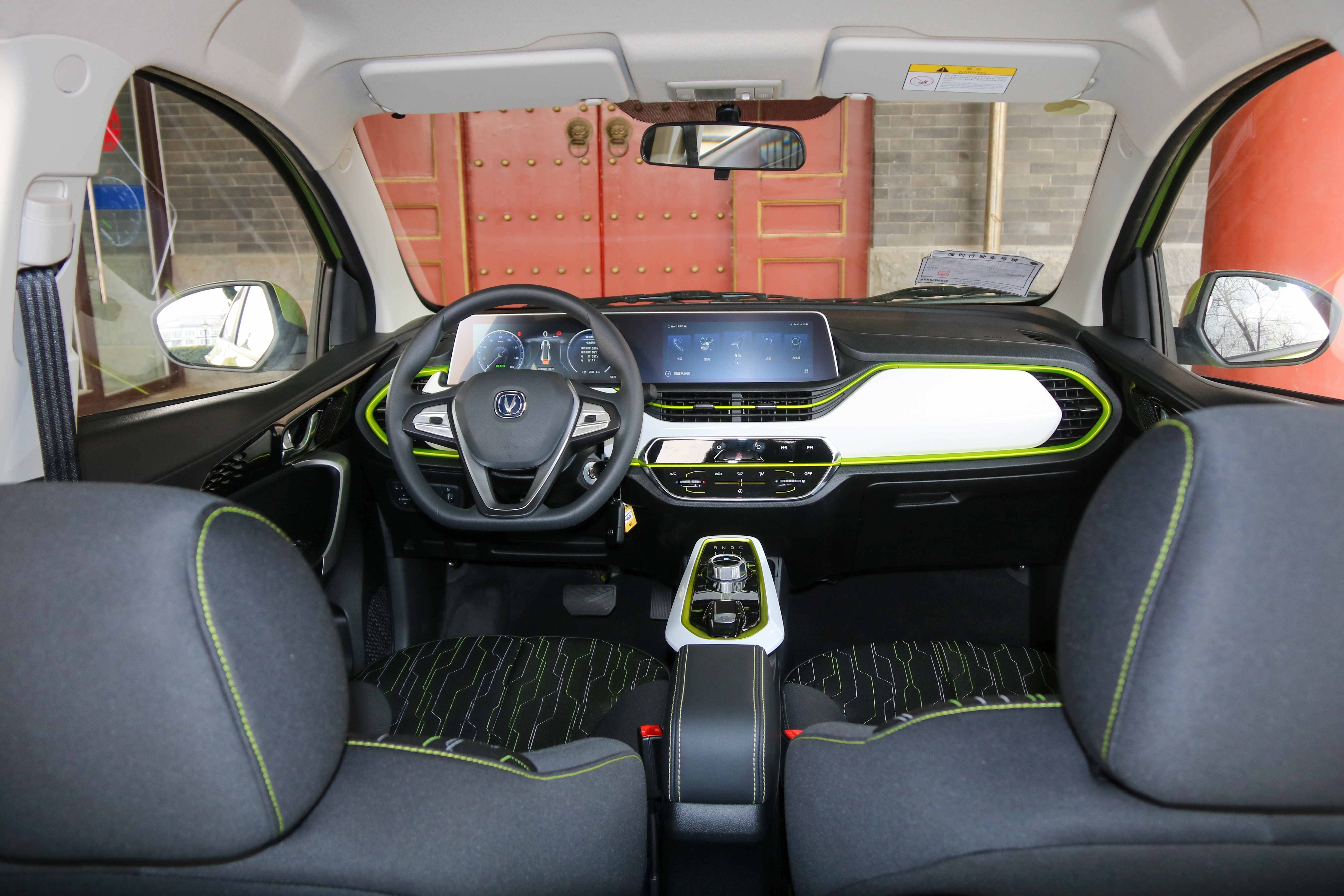 后备箱只放一只鞋,后备箱球鞋