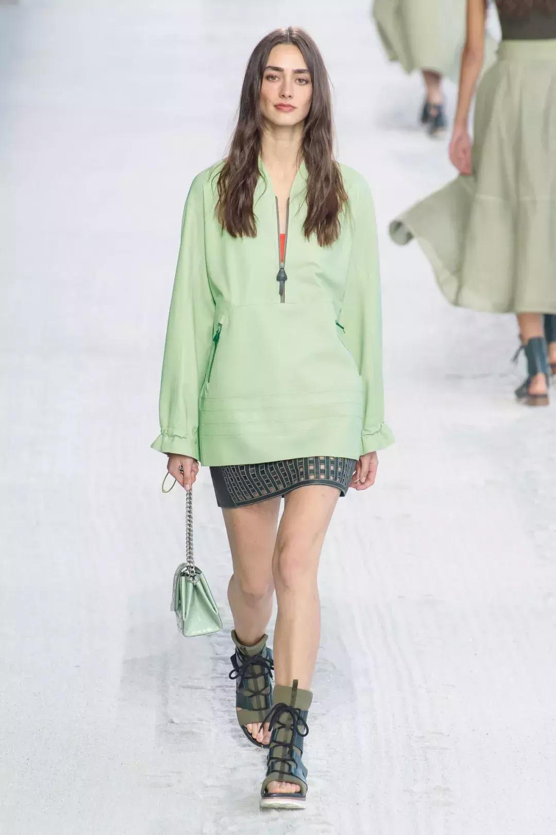 今年爆款皮毛一体女装,高档红色皮毛一体女装新款