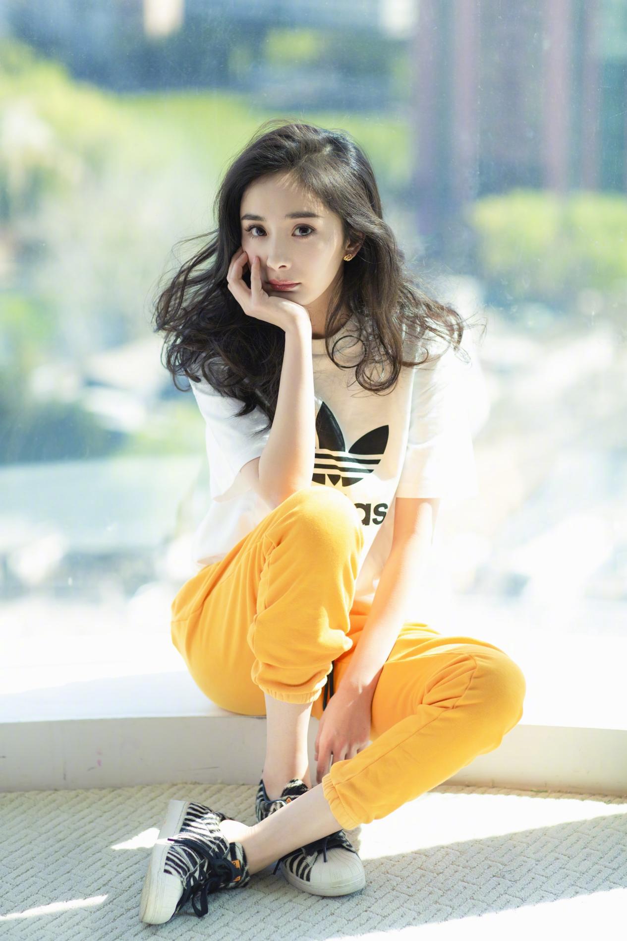 脸偏黄显老该怎么挽救,皮肤偏黑黄穿什么颜色显白