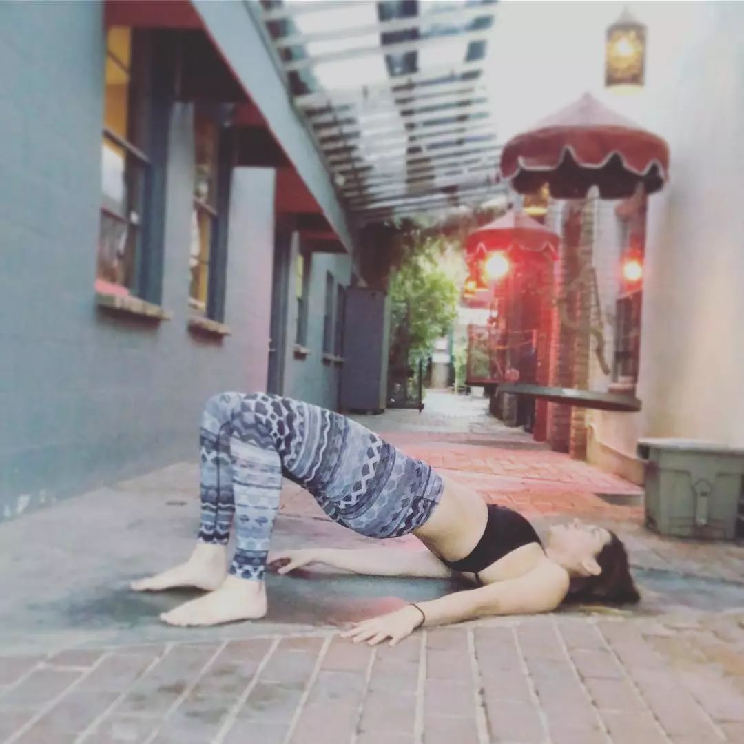 给身体松松绑，打碎“不可能”，哪里像是腰酸背痛的人