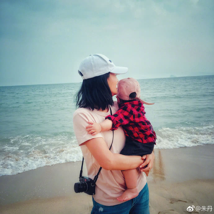 朱丹邀请准妈妈和新妈妈互动，教育孩子要“多陪伴少干预”