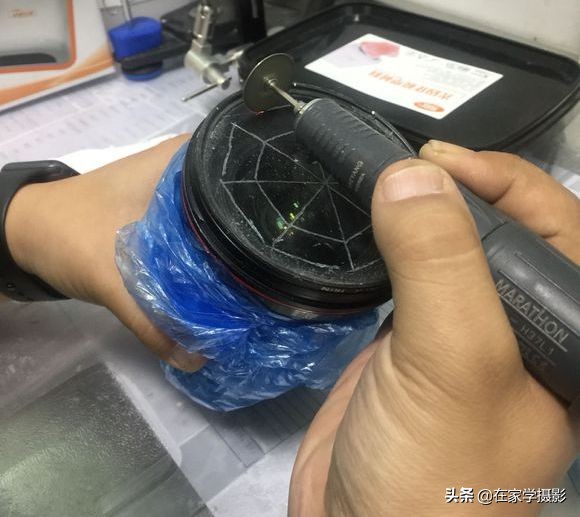 相机镜头镜片卡死了怎么卸下来,镜头摔了取不下来怎么办