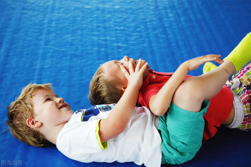 两个孩子总打架父母应怎样处理,两孩子打架父母怎么解决