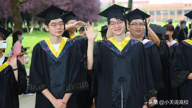 成都双流中学：11名清北硕、博士将入职，“宇宙的尽头”是编制