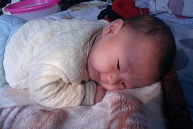 宝宝天天折腾爷爷奶奶,宝宝总是顶自己的头