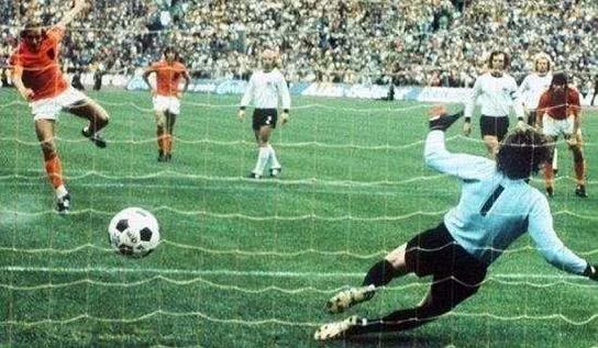 足球几个特殊的球衣号,足球历史上特殊的球衣号码