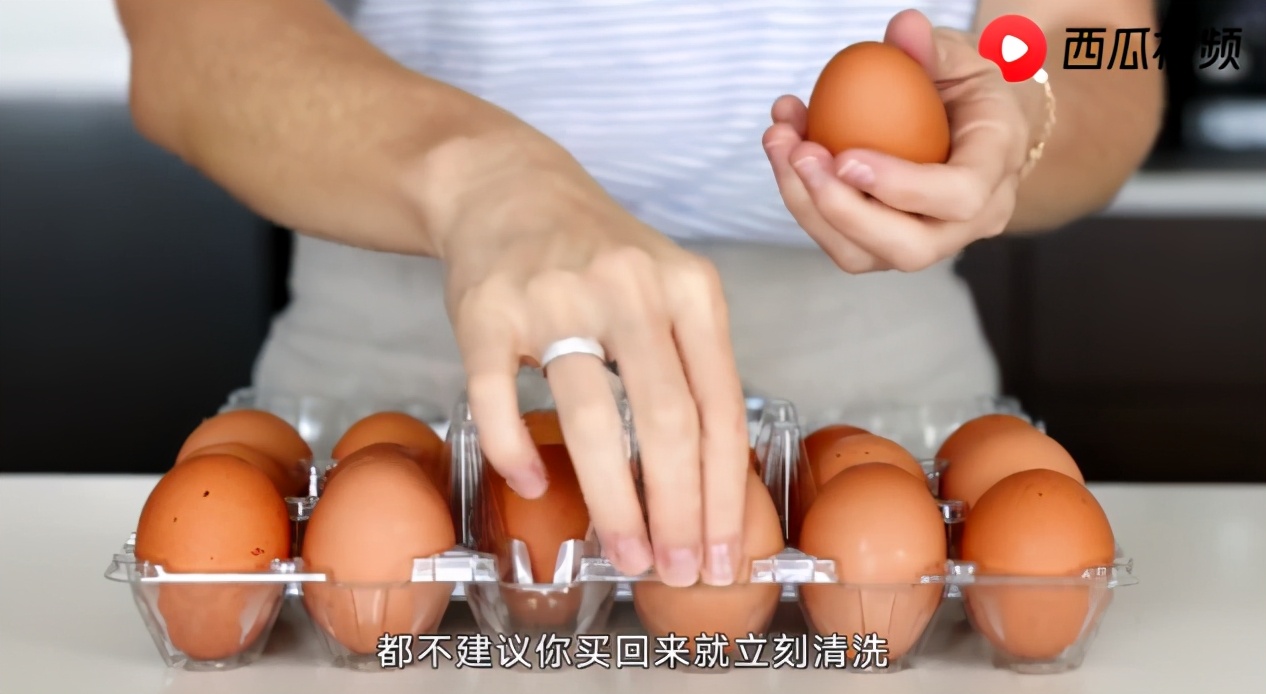 鸡蛋到底能不能多吃,鸡蛋虽是优质蛋白但要少吃