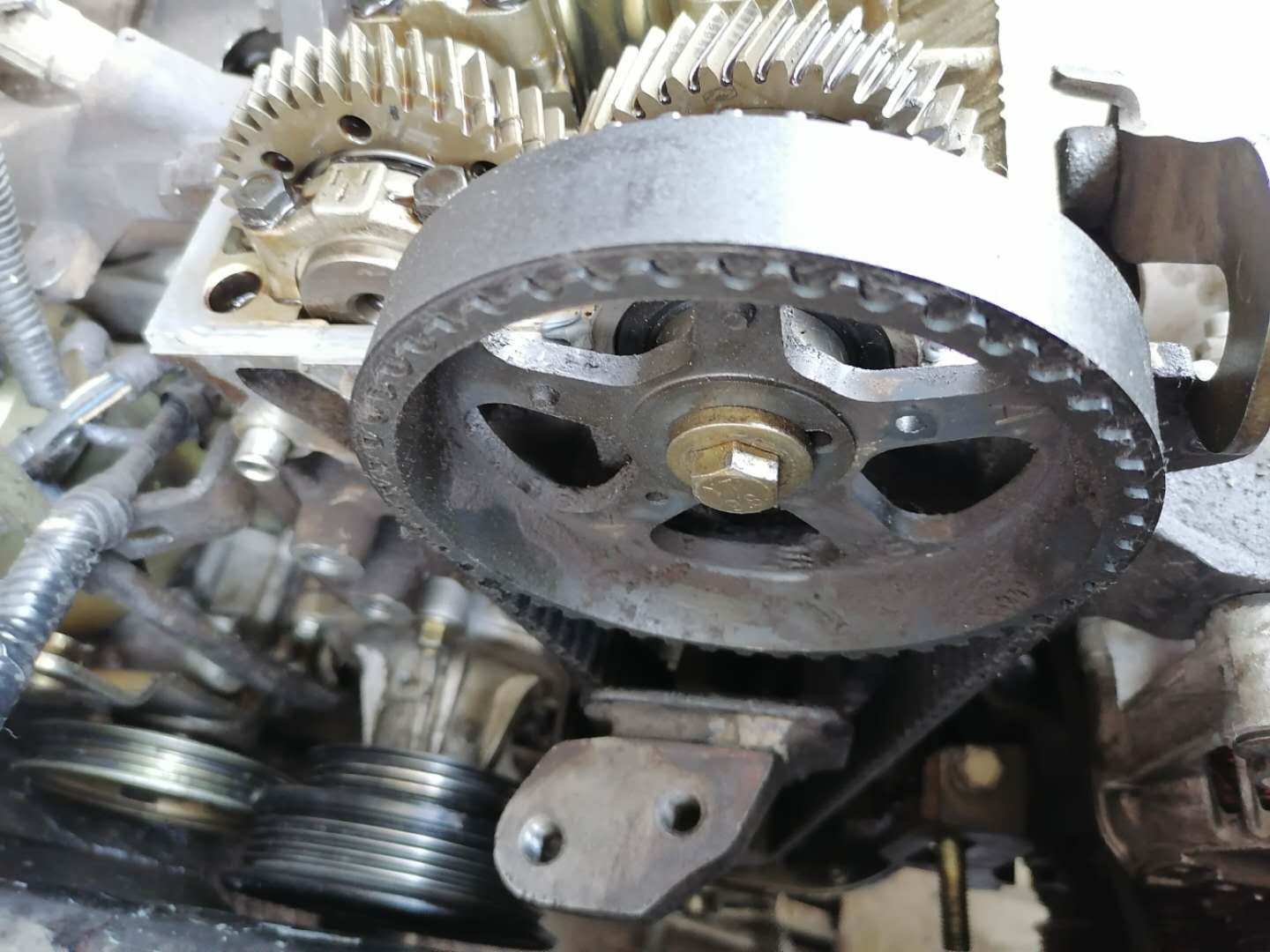 发动机漏油损伤皮带,发动机皮带断裂堵塞油底壳