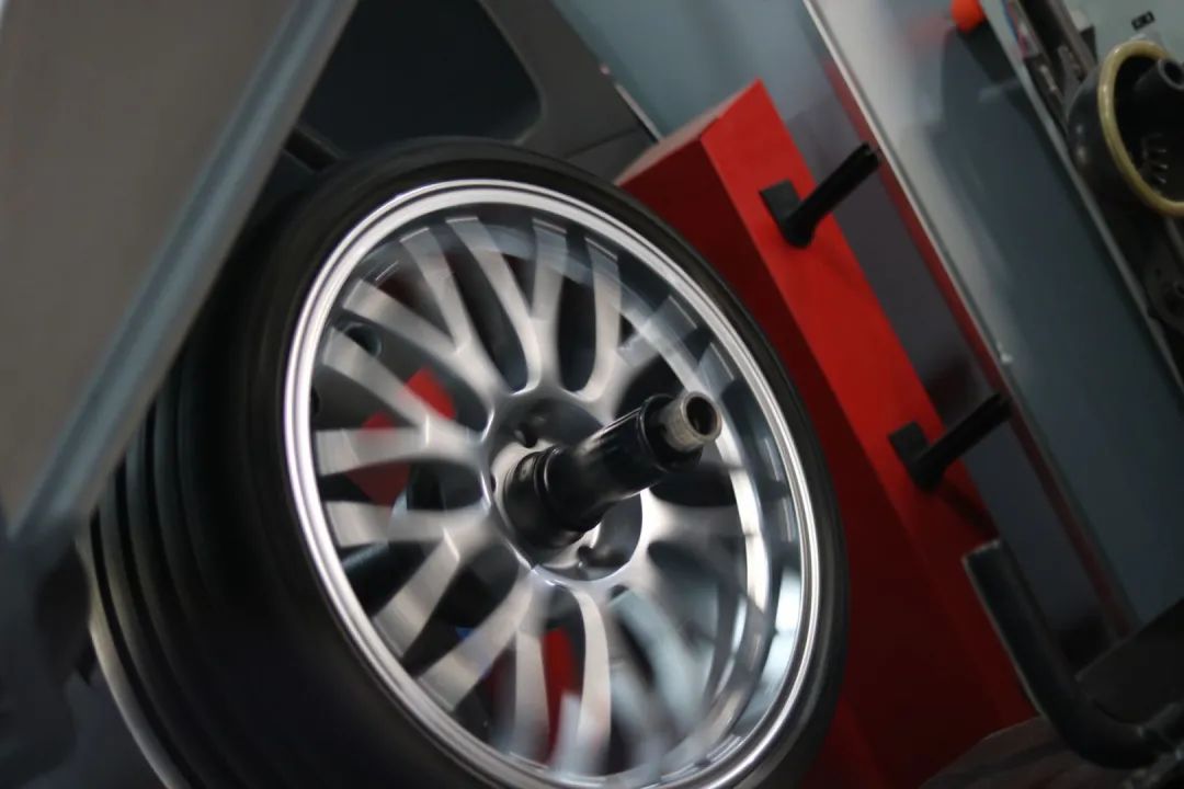 怪兽改造跑车视频,宝马f20120改装