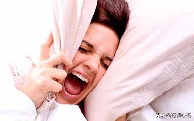 睡梦中感觉身体不舒服惊醒,睡梦中一惊一乍是怎么回事