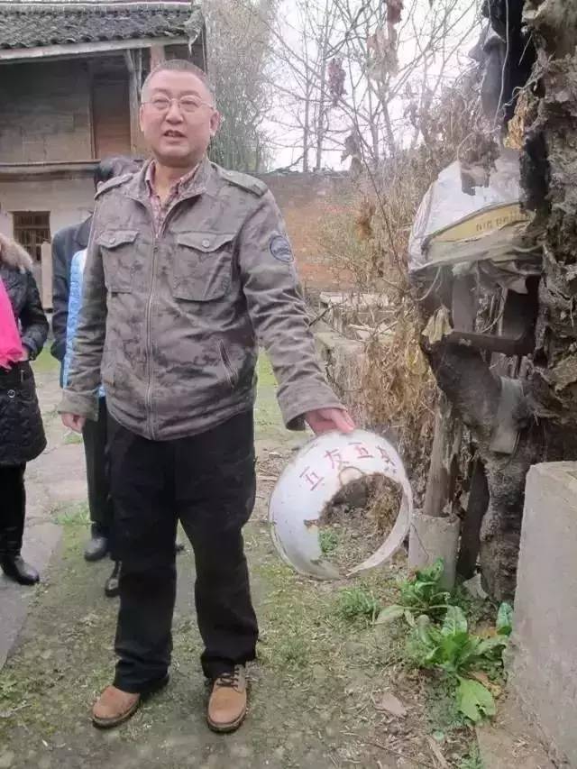 嫌工资低辞职光脚坐在火车站,成都市副市长辞职