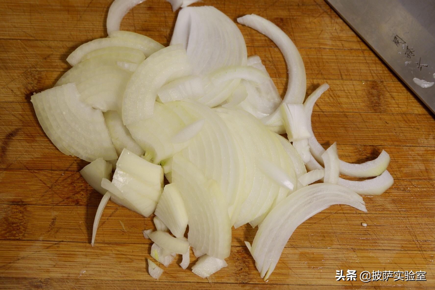 披萨撒料手法技巧演示,披萨顶料