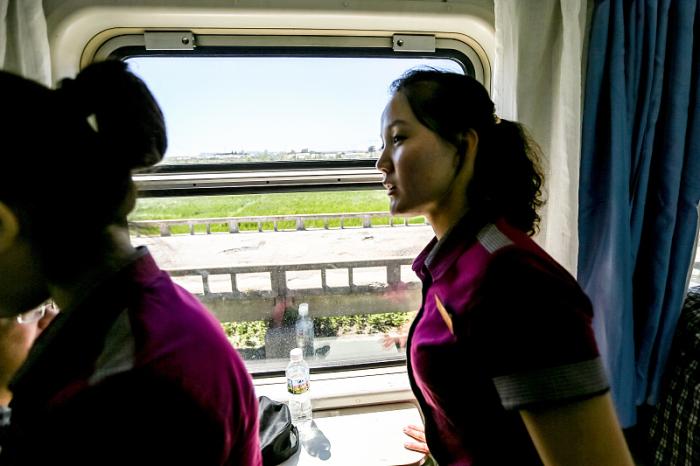 直击：停靠在北京站的朝鲜列车