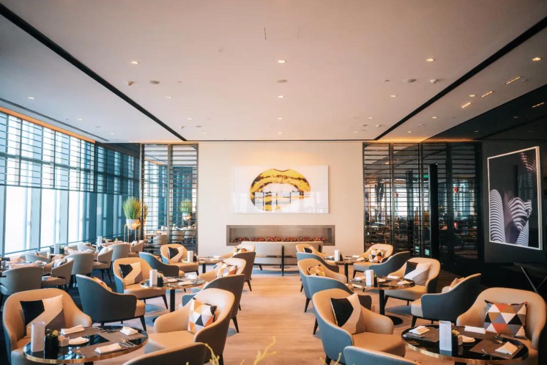 把繁华踩在脚下，将吃喝囊括周边。去长沙要住地标里