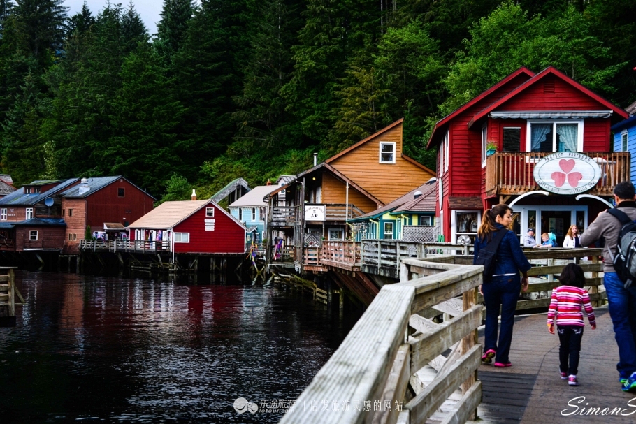 阿拉斯加：男人和三文鱼都赶来配种的“*灯区红**“