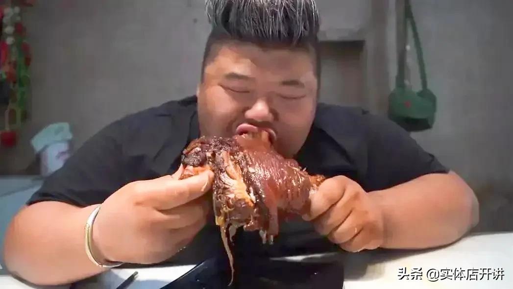 开餐馆亏本做吃播年入百万，560斤的河北小伙比“泡泡龙”还拼