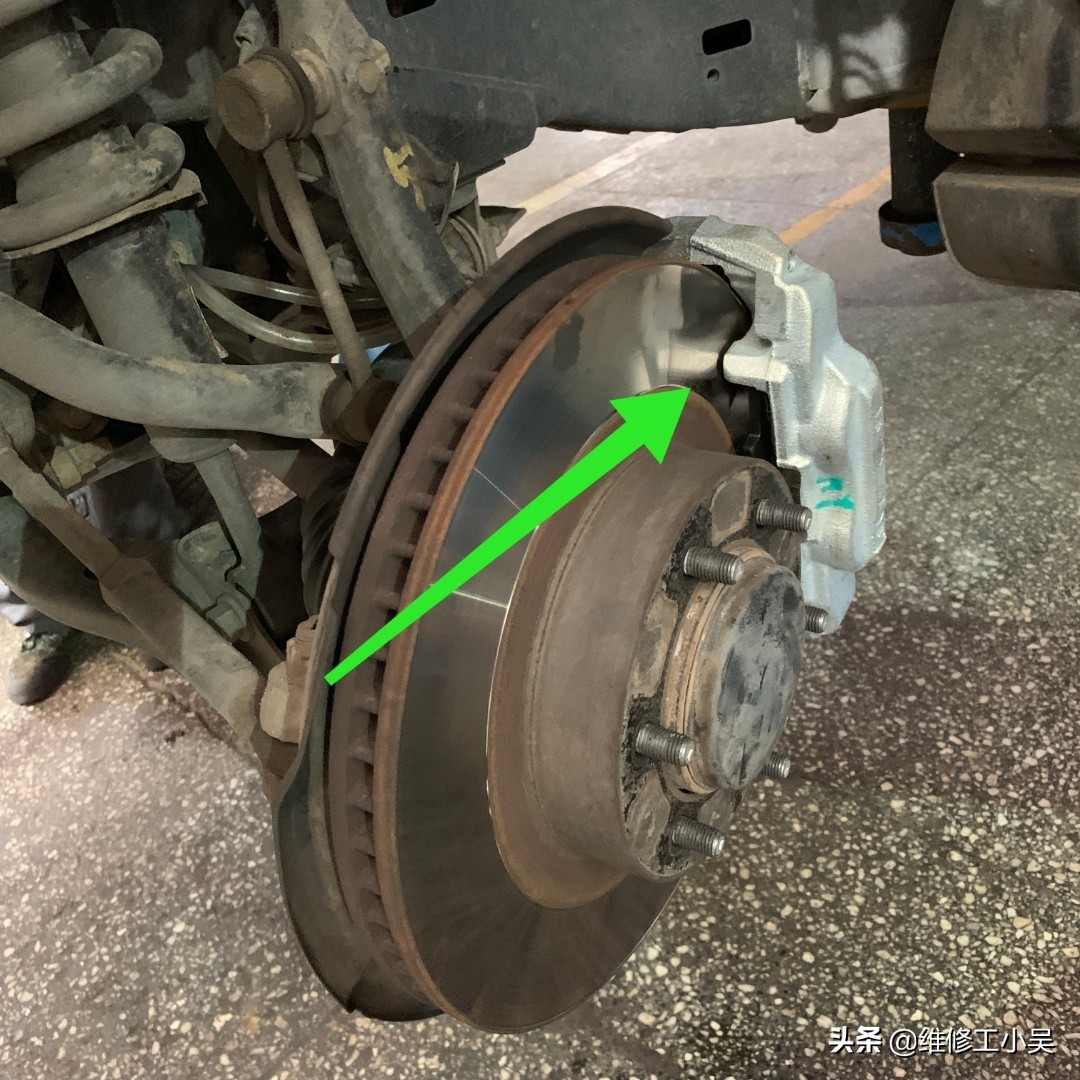 丰田霸道后刹车片异常磨损,霸道刹车片更换教程