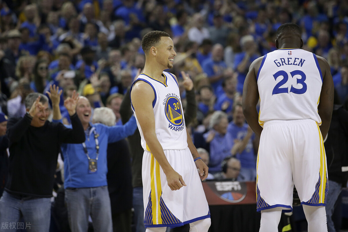 太逗了！追梦爆料库里尾椎骨受伤，比划手势隔空抓捏库里屁股