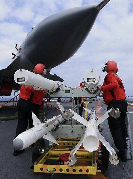 航母上的特种防火车,中国航母配备的飞机是什么型号