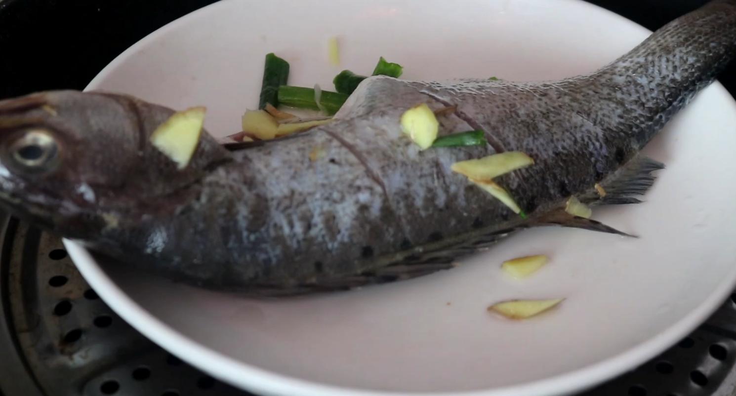 无论做什么鱼，万不可放盐和料酒，大厨教你一招，鲜嫩不柴没腥味