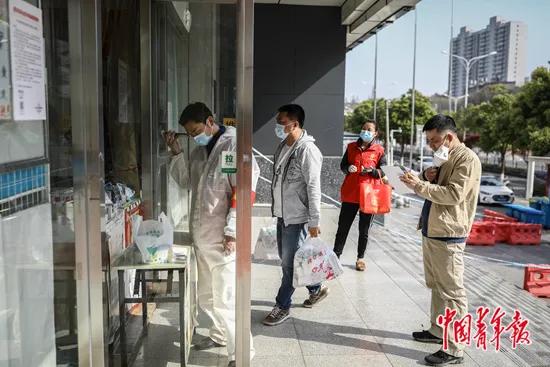 “我帮助了那么多人，但救不了自己的家人！”“疫情结束后，大家就会把我删了”，他们的证书只是一沓接收函