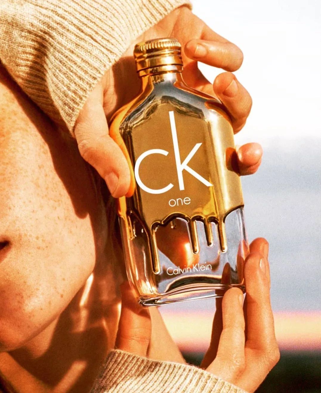 香水|CKone，被风鼓起衬衫的单车少年