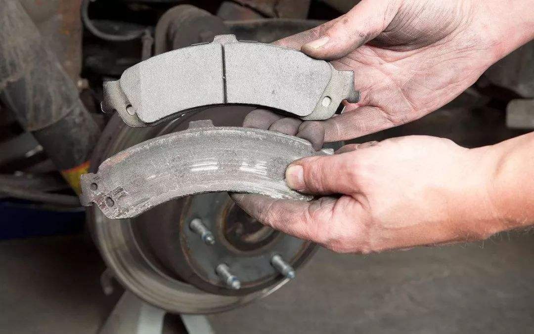 刹车系统没有泄漏，刹车油液一直降落为什么