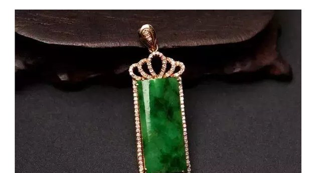 翡翠手镯里面有黑点怎么回事,翡翠手镯有黑点能买吗