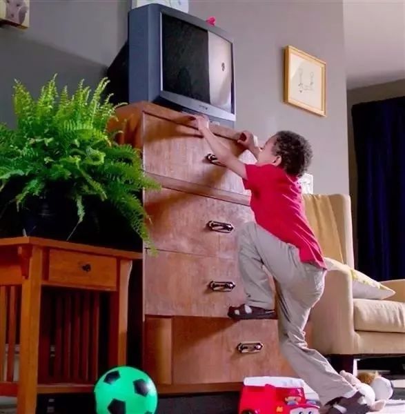 宝宝喜欢爬高的地方怎么解决,为什么宝宝总是喜欢往窗外爬