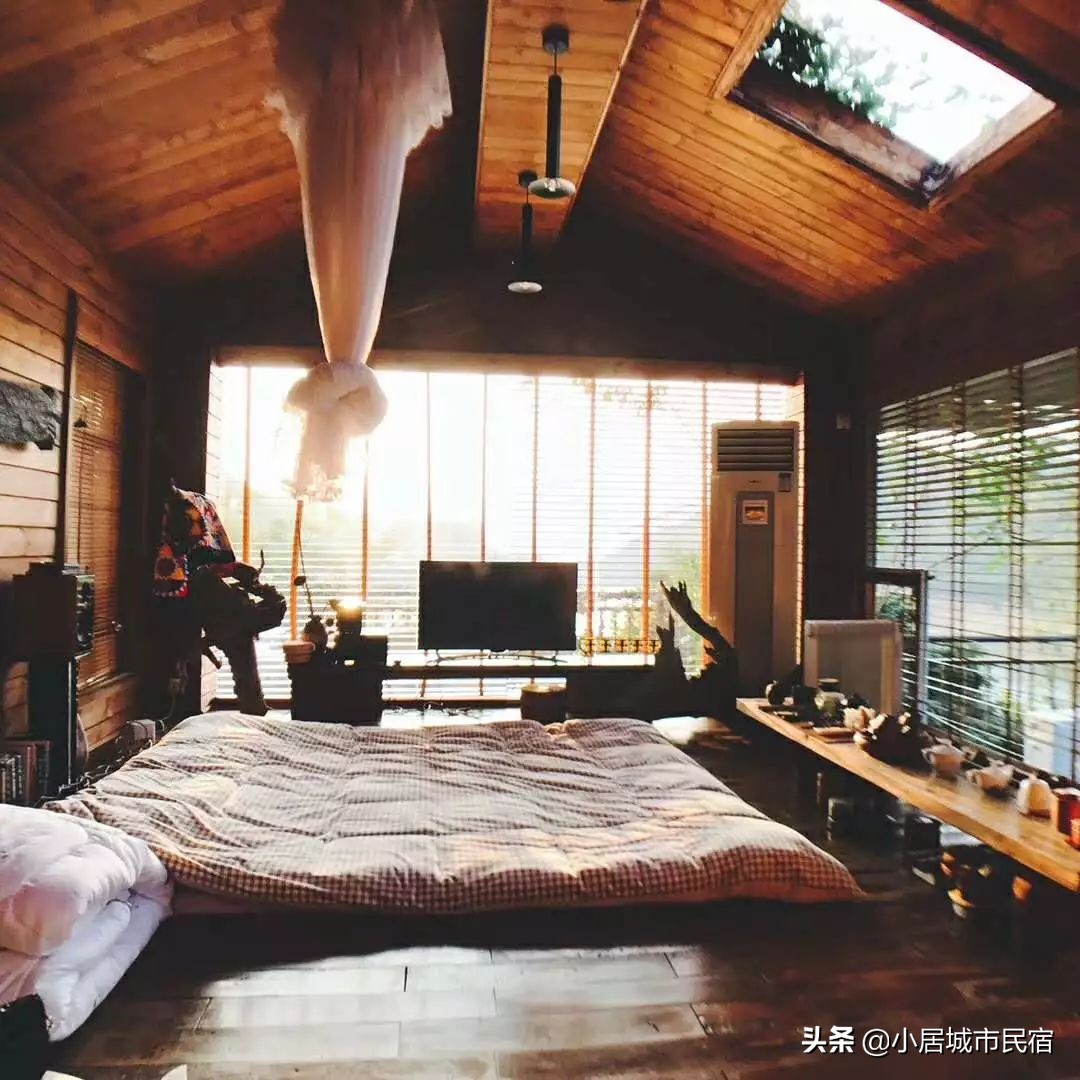 组队去火爆的玻璃屋民宿，星空下围炉火锅烧烤，唱k麻将，放烟花