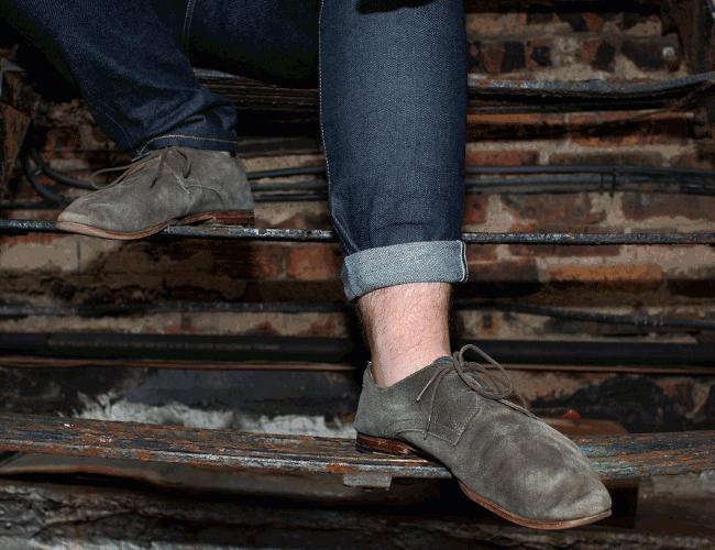 牛仔裤卷裤脚的做法,牛仔裤高帮鞋怎么卷裤脚