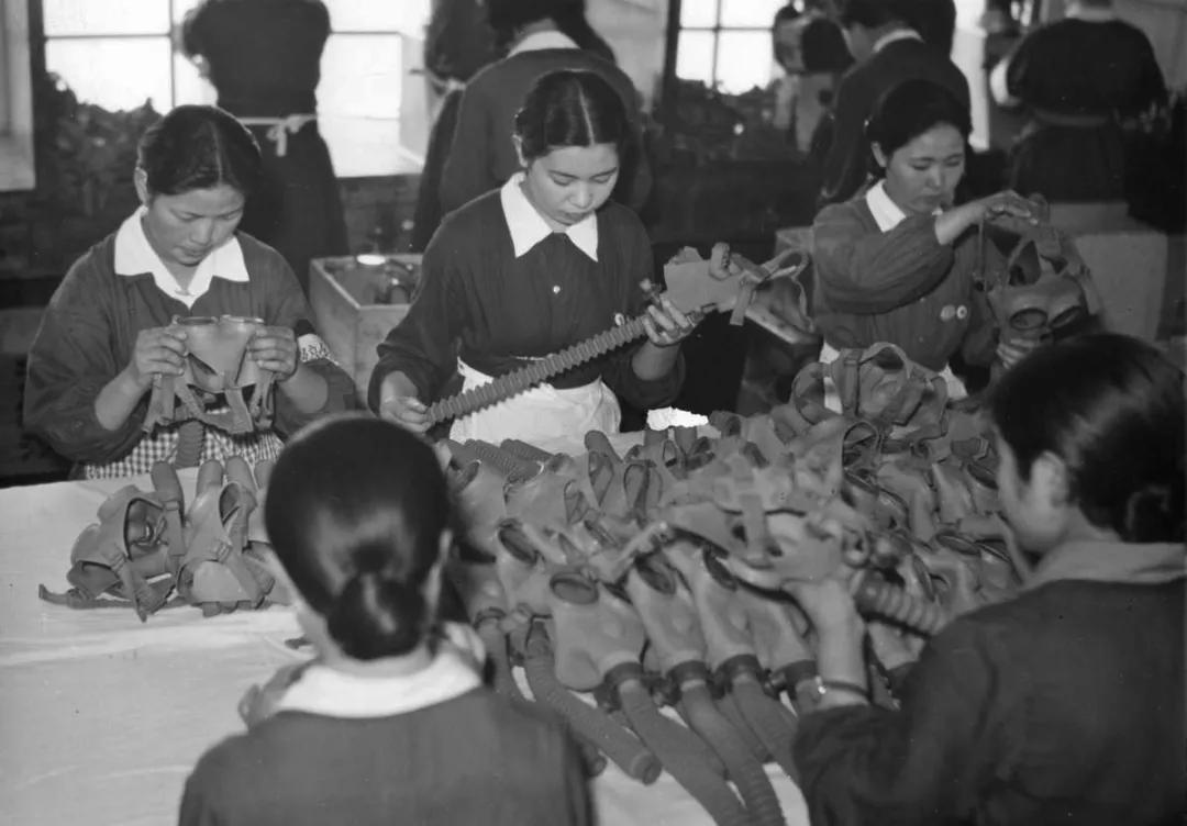 战火中的日本人有多惨？小学生都要当苦力