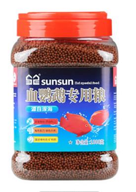 血鹦鹉鱼喂增色饲料还是变白了,血鹦鹉小的好养吗