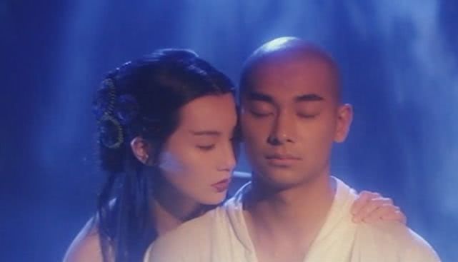 许仙被白蛇吓死后，白蛇给他吃了什么东西把他救了过来？