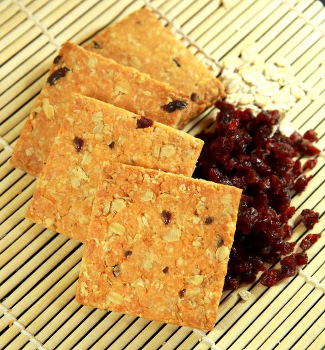 饼干属于哪个种类的食物,饼干发明出来是干嘛的