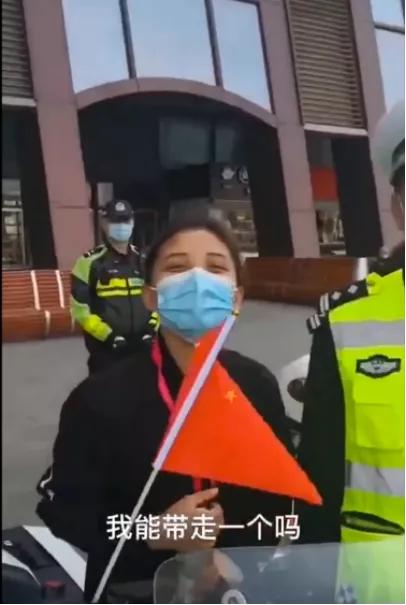 硬核圈粉小护姐表白汉警小哥,小护姐表白中国警察