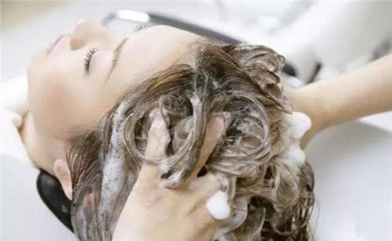 头皮痒头屑多是脂溢性皮炎,头皮油又痒头皮屑多是怎么回事