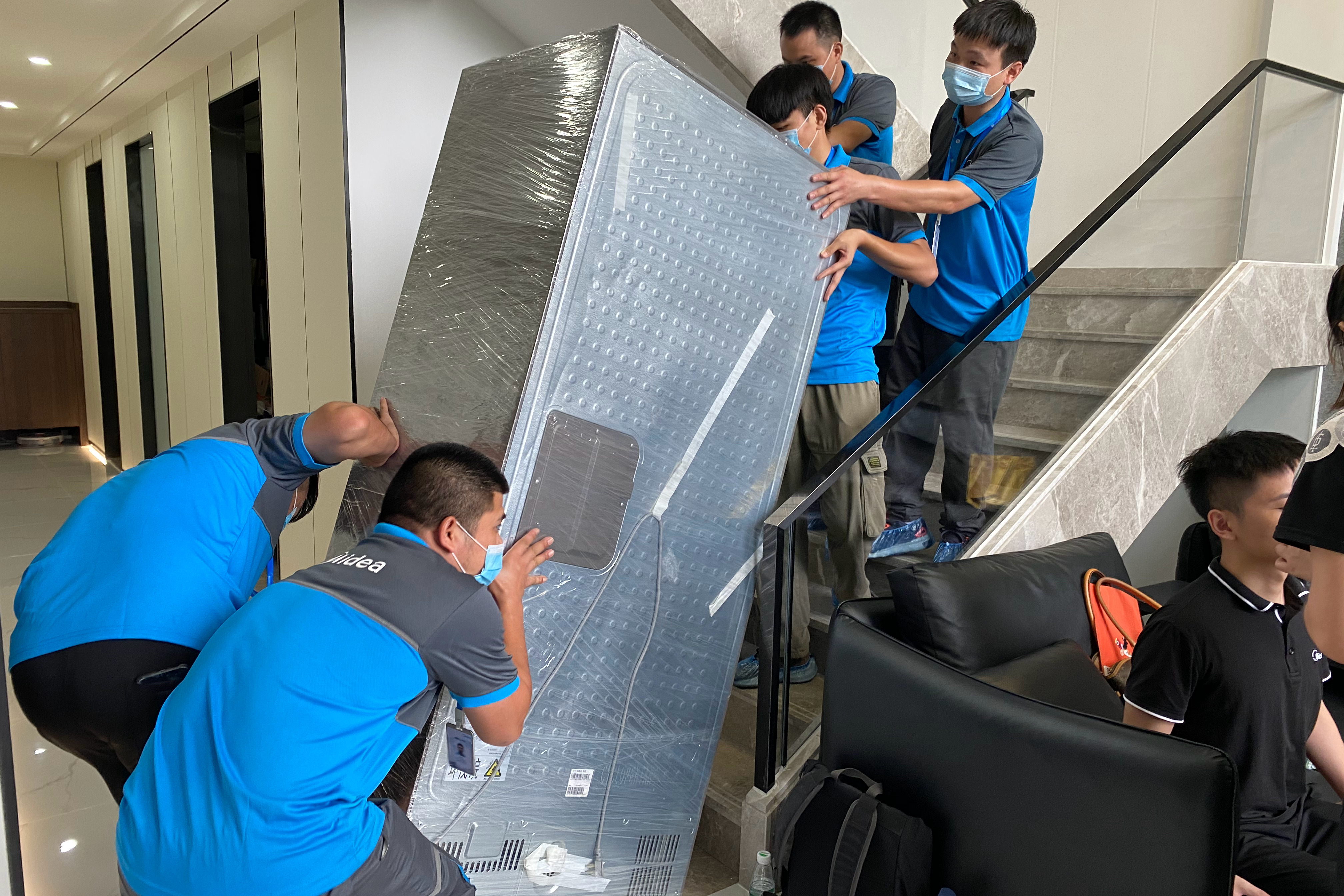 买家电网上买还是店里买,买家电网上买好还是去实体店好