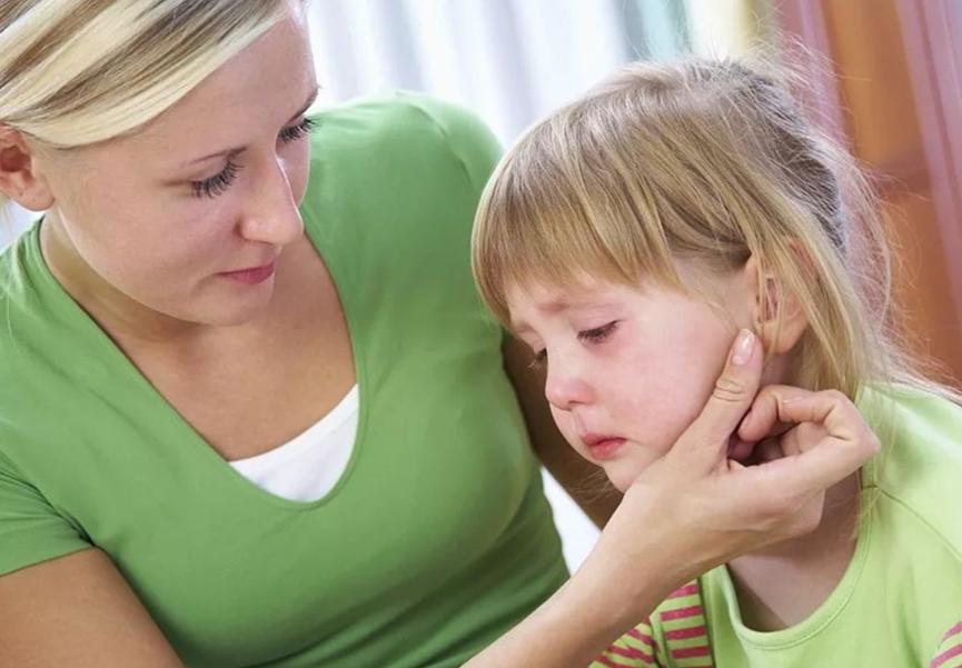 妈，同桌老是摸我，妈妈教科书式回答，让女儿远离恶爪