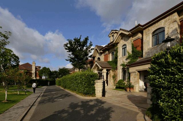 夜里排队抢房,戴口罩抢房