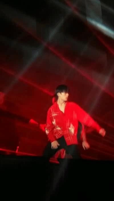 易烊千玺露半面脸,易烊千玺红衣顶胯舞